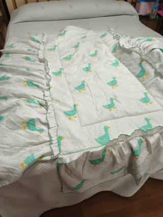 Colcha cuna y chichonera patitos