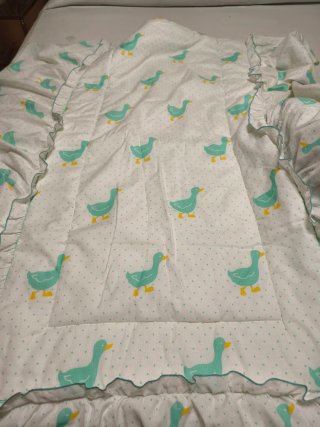 Colcha cuna y chichonera patitos