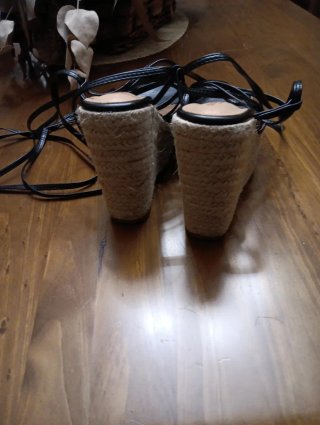 Sandalias cuña negras tiras N37