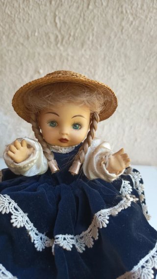 Bambola porcellana vestito nero cappello paglia