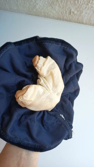 Bambola porcellana vestito nero cappello paglia