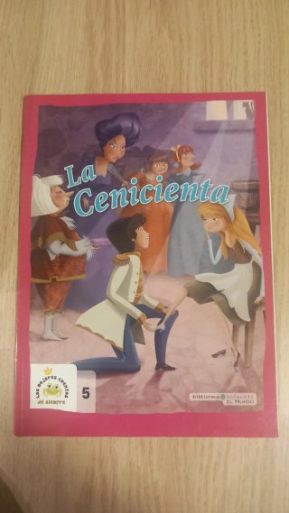 Vendo 4 libros de cuentos clásicos infantiles.
