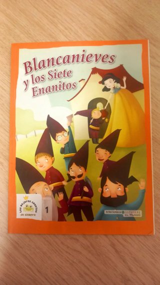 Vendo 4 libros de cuentos clásicos infantiles.
