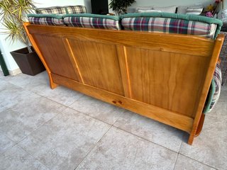 Conjunto de sofás de madera y tela