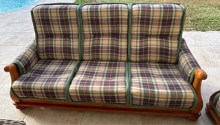 Conjunto de sofás de madera y tela