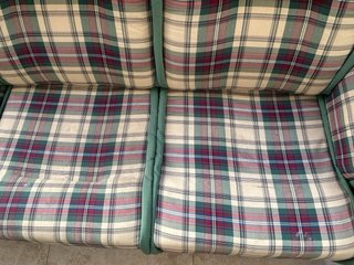 Conjunto de sofás de madera y tela