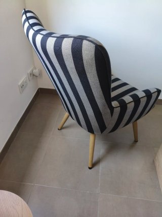 Butaca de tela con patas de madera