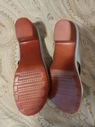 Sandalias plateadas con suela marrón