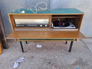 Equipo de música antiguo tocadiscos y radio