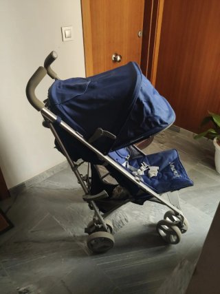 Carrito de bebé azul