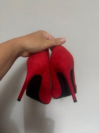Zapatos de tacón rojos