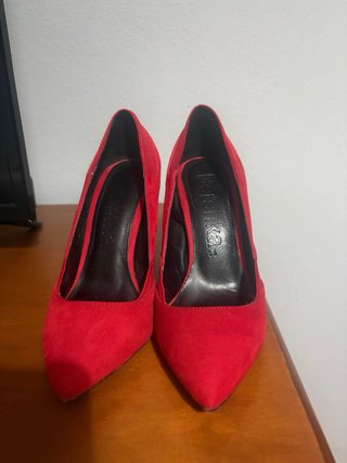 Zapatos de tacón rojos