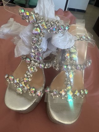 Zapatos de fiesta plateados con pedrería