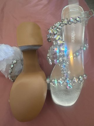 Zapatos de fiesta plateados con pedrería