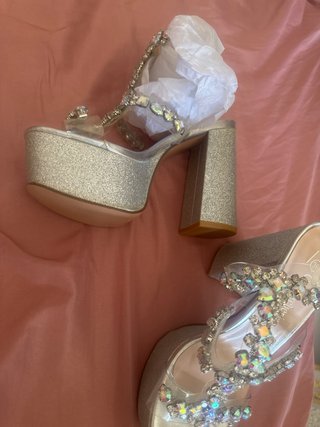 Zapatos de fiesta plateados con pedrería