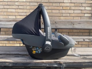 Silla coche Bebeconfort con capota.