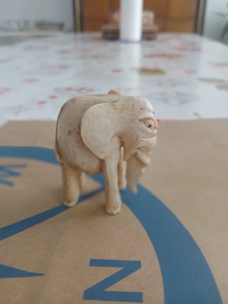 Figura de elefante tallada