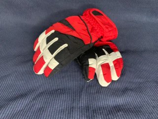 Guantes de esquí rojos y negros