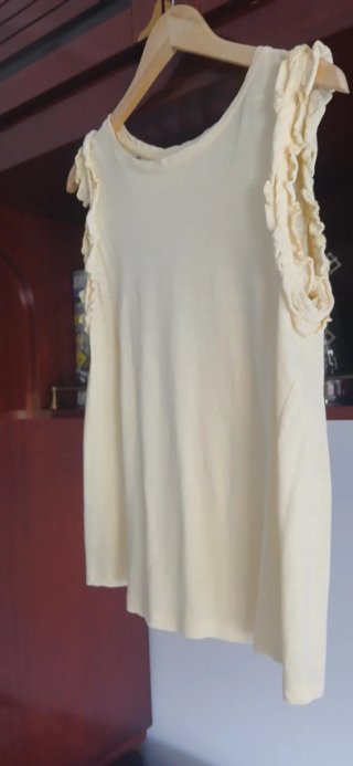 Camiseta amarillo con volantes