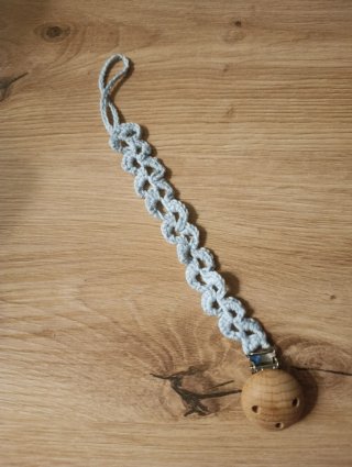 Chupetero crochet azul con clip madera