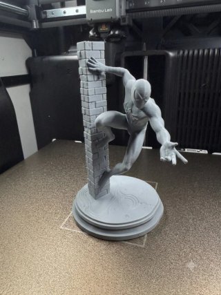 Statua Spider-Man stampata in 3D, non dipinta