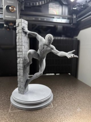 Statua Spider-Man stampata in 3D, non dipinta