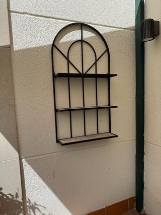 Estantería de pared metal y madera