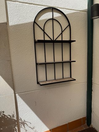 Estantería de pared metal y madera