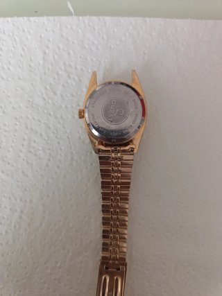 Reloj Quest automático dorado con diamantes