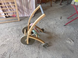 Caminador de madera para bebé