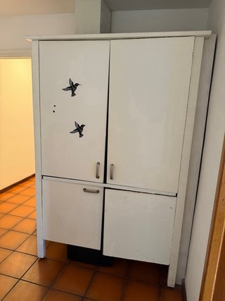 Cocina pequeña completa con su nevera nueva
