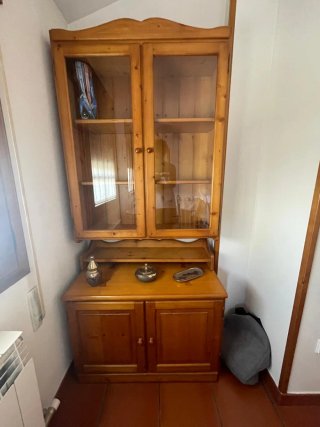 Mueble rústico madera maciza con vitrina