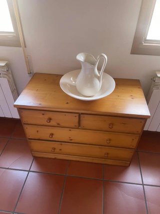 Mueble rústico madera maciza con vitrina