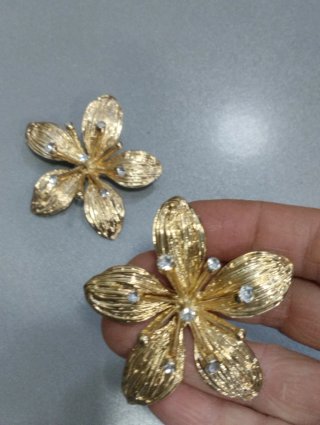 H603 Orecchini fiore grandi inox oro con pietre