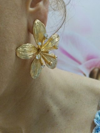 H603 Orecchini fiore grandi inox oro con pietre