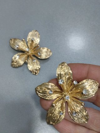 H603 Orecchini fiore grandi inox oro con pietre