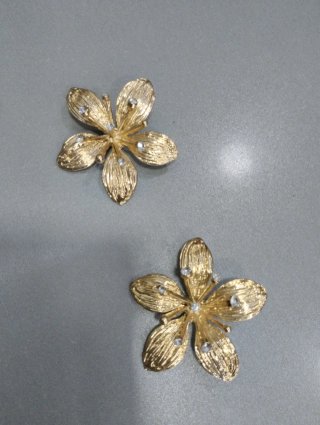 H603 Orecchini fiore grandi inox oro con pietre