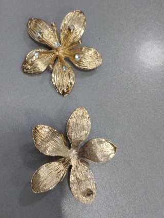 H603 Orecchini fiore grandi inox oro con pietre