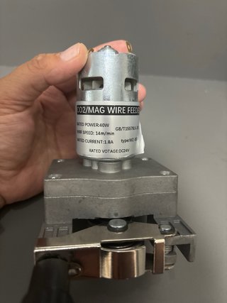 Mecanismo alimentador de alambre para soldadura