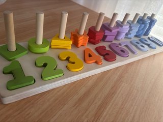 Puzzle de madera con números y formas