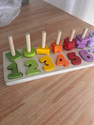 Puzzle de madera con números y formas