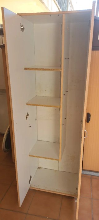 Armario de baño blanco y madera