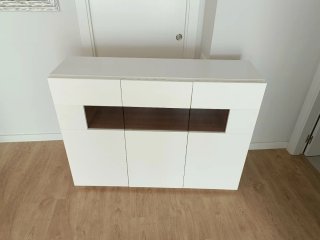Mueble buffet blanco veteado y madera con cristal