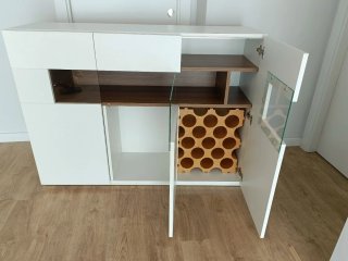 Mueble buffet blanco veteado y madera con cristal