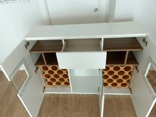 Mueble buffet blanco veteado y madera con cristal