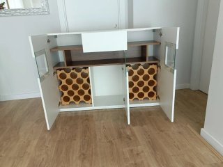 Mueble buffet blanco veteado y madera con cristal