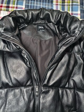 Chaqueta Zara efecto piel negra