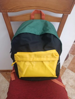 Mochila escolar verde y negra con bolsillo