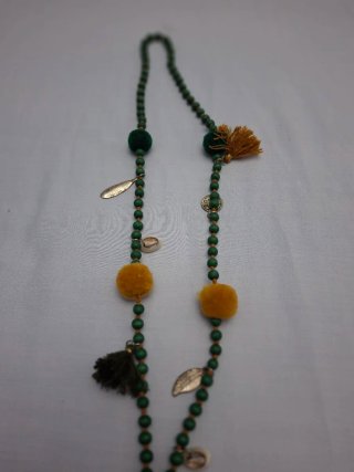 Collar largo original con calavera