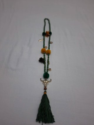 Collar largo original con calavera